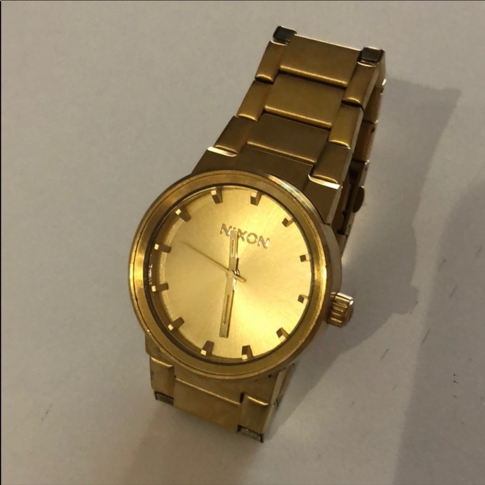 Woman’s big face gold Nixon